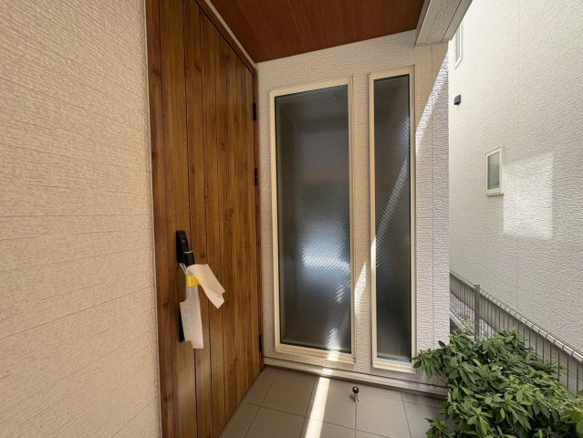 THEパームスコート下井草の玄関|ウッド調のドアがおしゃれ！