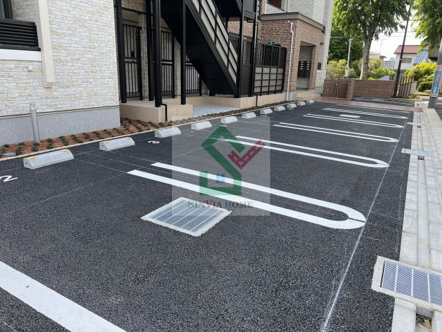 ラフレーズミニョンの駐車場