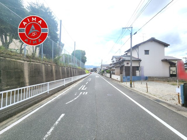 古賀市新久保1丁目第1-1棟（1号棟）の前面道路含む現地写真|前面道路は閑静な住宅地をはしる車通りの少ない道路。お車の出し入れが苦手なママや小さなお子様にも安心ですね。しっかり舗装もされているので、ベビーカーや自転車で通っても快適に通行できます。