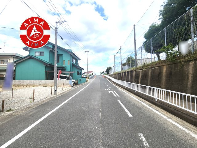古賀市新久保1丁目第1-1棟（1号棟）の外観|前面道路含む現地の写真です。