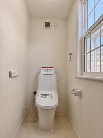 中央区 上島町のトイレ|トイレも新品交換済みです。清潔感ある空間に大きな窓がついており、空気を循環させてくれます。
