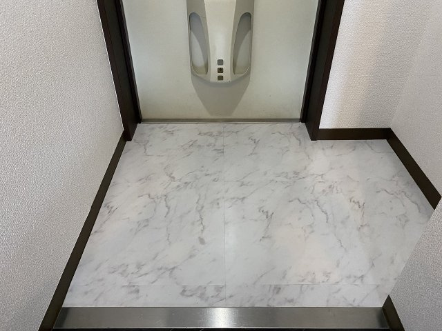 アイスビルの玄関