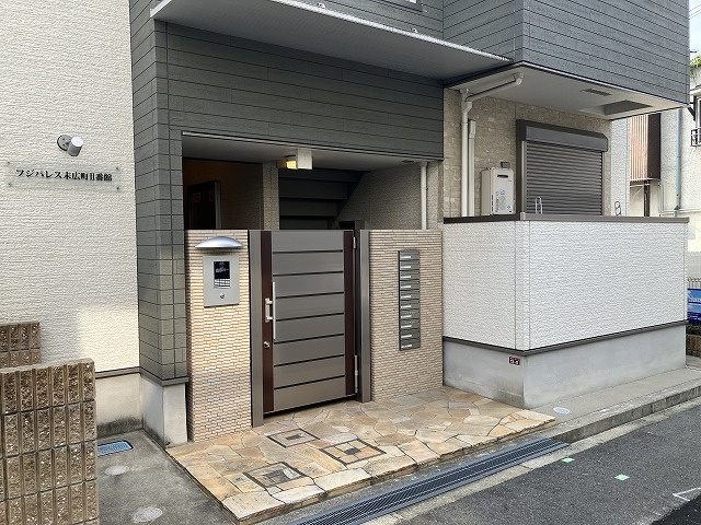 フジパレス末広町Ⅱ番館のエントランス