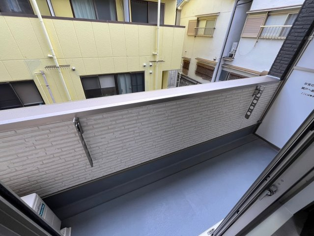 ジーメゾン寝屋川秦町アリビオのバルコニー