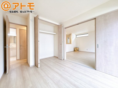 【子供部屋】 | 沼津市下香貫2092番　新築一戸建て　全1棟 | 収納豊富な洋室は使い勝手良好です！