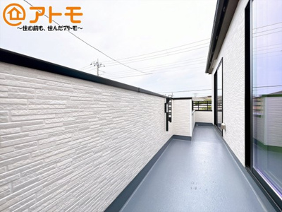 【バルコニー】 | 沼津市下香貫2092番　新築一戸建て　全1棟 | やっぱり助かる広々バルコニー♪お布団や洗濯物を干せるのはもちろん、広々としたバルコニーで少しでも家事を楽ちんに！