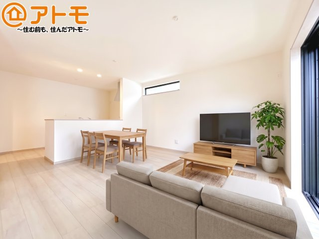 【居間・リビング】 | 沼津市下香貫2092番　新築一戸建て　全1棟 | 家族団らんのイメージは、リビングを思い浮かべませんか？リビングこそ広々とした空間が良いですね♪