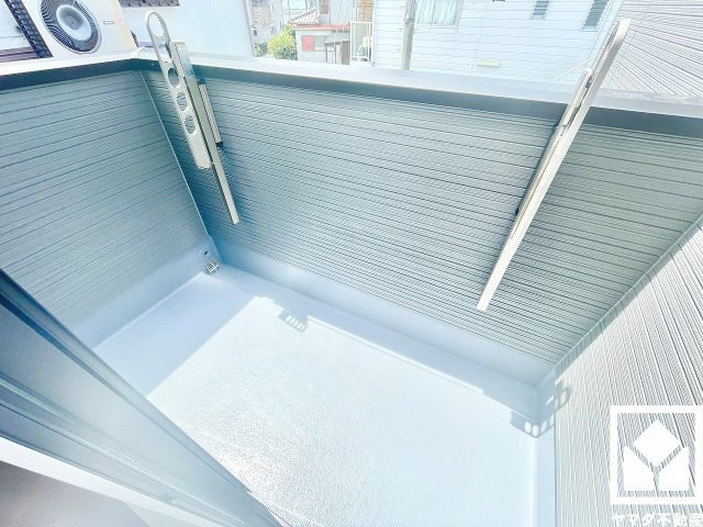 伊丹市堀池２丁目 第12堀池のバルコニー|西向きバルコニーで風通し良好。たっぷりの洗濯物も気持ちよく乾きます。