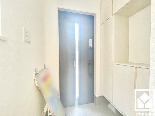 伊丹市堀池２丁目 第12堀池の玄関|ドアのスリット窓から光が差し込み、外出時にも帰宅時にも、明るい気持ちになれる玄関です。