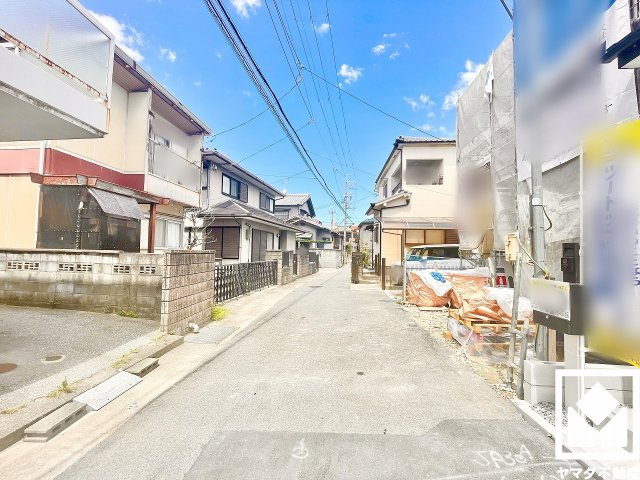 伊丹市堀池２丁目 第12堀池の前面道路含む現地写真|「ファミリーマート伊丹堀池店」まで徒歩2分、「ココカラファイン昆陽東店」まで徒歩5分、「スーパーオオジ伊丹店」まで徒歩7分など、お買い物施設が徒歩圏内に複数あり便利な住環境です。