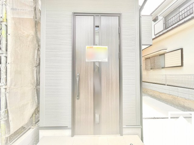 伊丹市堀池２丁目 第12堀池の玄関|玄関ドアはスマホアプリから施解錠が可能なタグキーを採用。日々の利便性を高めながら、防犯性にも配慮された仕様です。
