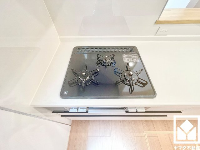 伊丹市堀池２丁目 第12堀池のその他|家族のごはん作りがはかどる、同時調理ができる3口コンロ付き。