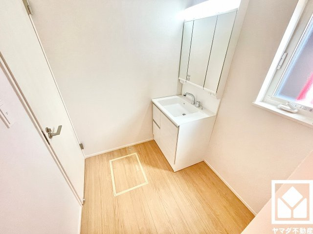 伊丹市堀池２丁目 第12堀池の脱衣所|小さなお子様のお風呂上りもこのスペースがあればゆったりとして頂けます。洗面室には室内洗濯機置場も設置されており、天候に左右されず洗濯していただけます。