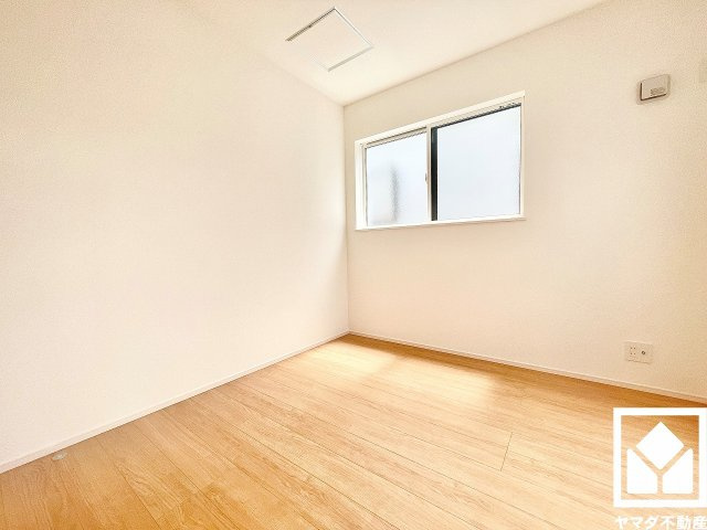 伊丹市堀池２丁目 第12堀池の寝室|約7.25帖の2階洋室です。2面採光の窓から明るい光が降り注ぎます。柔らかな光が差し込むお部屋で、快適で落ち着いた生活をお送りいただけます。