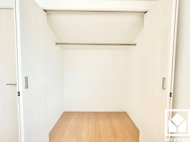 伊丹市堀池２丁目 第12堀池の収納|納戸にもクローゼットを備えており、整理整頓がしやすい仕様です。収納スペースが豊富な間取りなので日用品のストックなどもすっきり片付き、住空間を広々お使いいただけます。