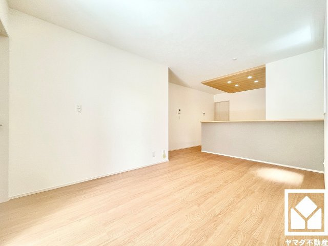 伊丹市堀池２丁目 第12堀池の居間・リビング|心地よい空間が広がるリビングで、家族みんなが快適に過ごせる時間を提供。