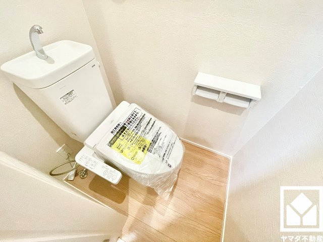 伊丹市堀池２丁目 第12堀池のトイレ|落ち着いたデザインと使いやすさを兼ね備えたトイレです。毎日使う場所だからこそ、快適性にも配慮されています。