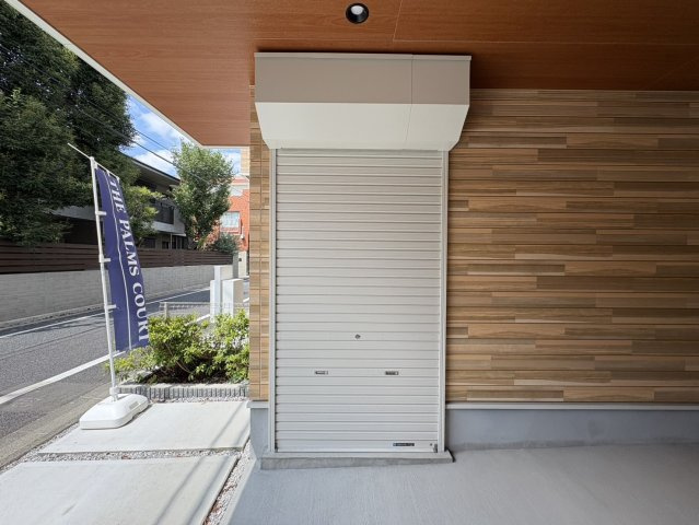 THEパームスコート下井草の収納|アウトドア用品や洗車グッズ等も収納可能の駐車場収納