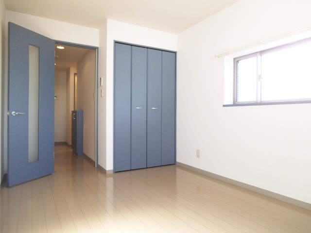 セレ志茂の寝室|青の建具でオシャレなお部屋です！