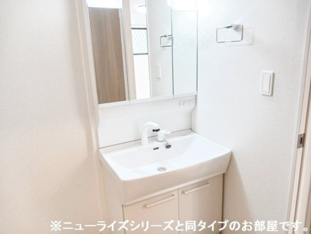 クラールいしおかⅠの洗面所|ゆったりとスペースのある洗面所