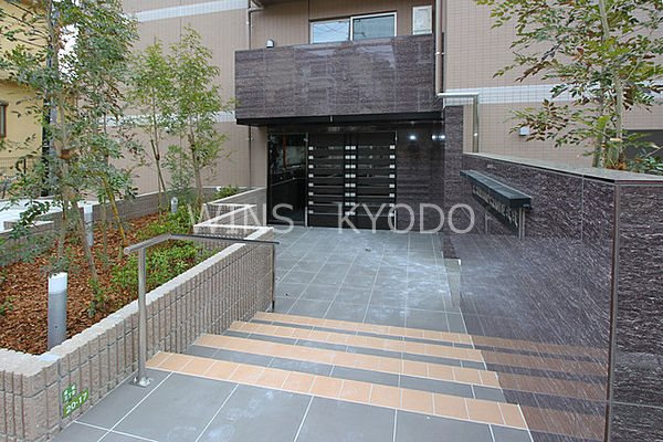 世田谷区成城３丁目の賃貸マンションのエントランス
