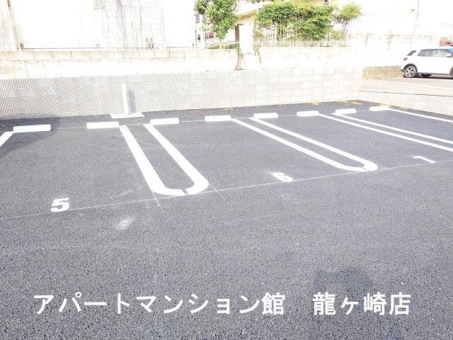 ル・ユウセイ（Le  Yusei）の駐車場