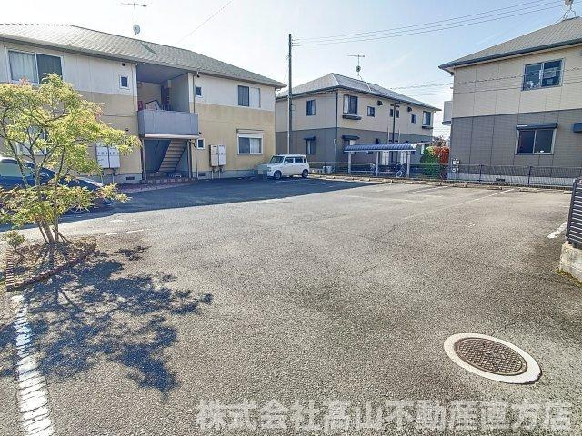 宮若市本城のアパートの駐車場