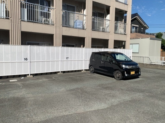 ベルハウス【キャッシュバック対象物件】の駐車場|車をお持ちの方に嬉しい駐車場付きの物件です