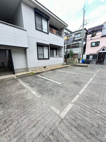 ウィンズ園田　西棟の駐車場|駐車場があるので、車を買う予定の方も安心です