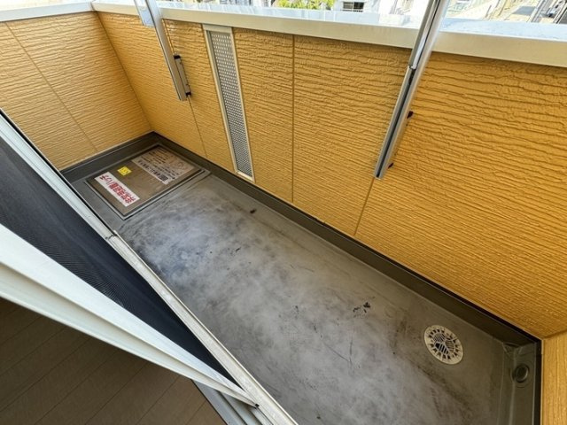 エスポワール杭瀬のバルコニー|暖かな日差しのふりそそぐバルコニー
