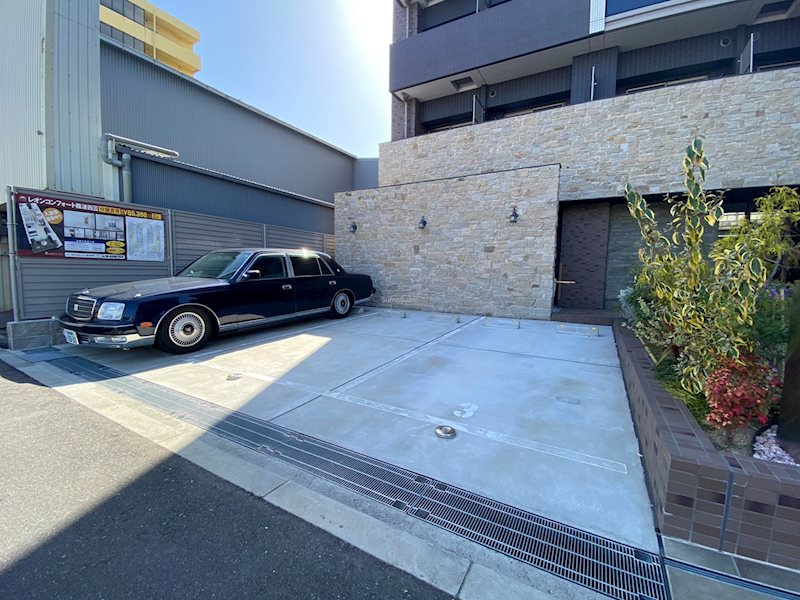 レオンコンフォート難波西Ⅲの駐車場