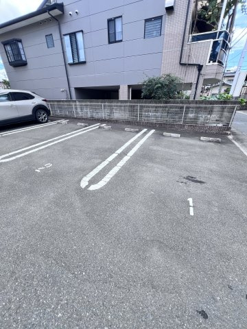 アドヴァンス光の駐車場