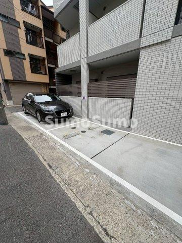CREST TAPP 神戸湊町　NOIRの駐車場