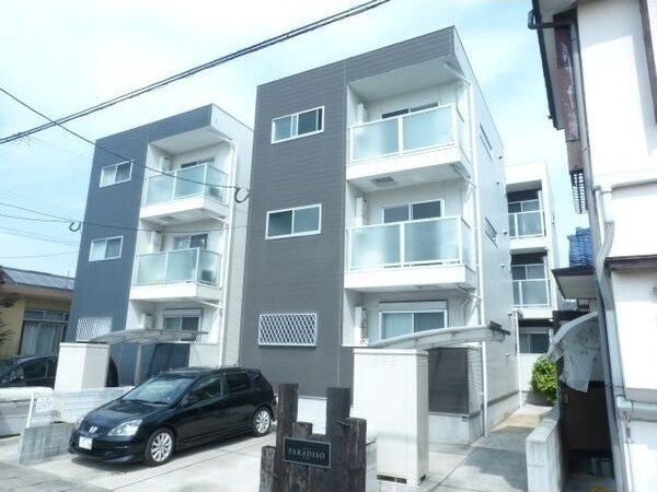 パラディーゾ空港前の外観