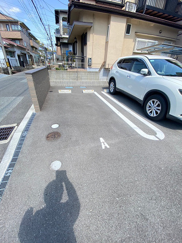 ペルスネージュ岡田 の駐車場