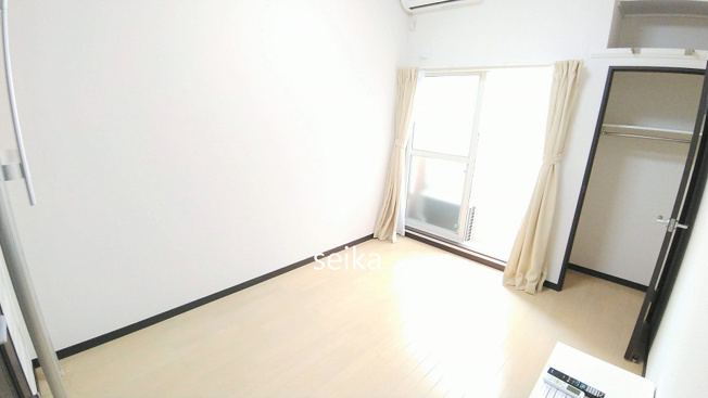 【居間・リビング】 | マーメゾン | おしゃれなローテーブル＆薄型TVもつきます。※角部屋は２面採光！