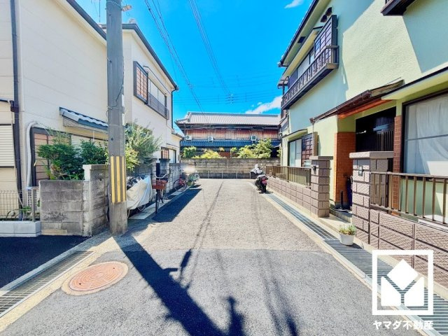 伊丹市山田３丁目の前面道路含む現地写真