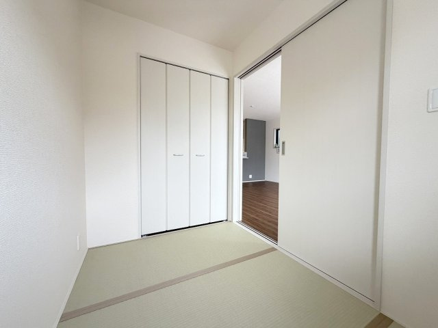 八潮市八潮7丁目　新築戸建　全5棟　3号棟の和室|子どものお昼寝スペースとしても活用できるリビング横の和室3帖