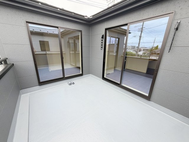 八潮市八潮7丁目　新築戸建　全5棟　3号棟のバルコニー|南向きのワイドバルコニーで洗濯物もたっぷり干せます