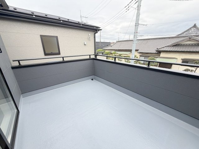 八潮市八潮7丁目　新築戸建　全5棟　3号棟のバルコニー|南向きのワイドバルコニーで洗濯物もたっぷり干せます