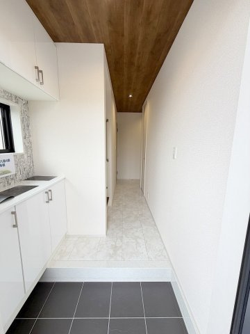 八潮市八潮7丁目　新築戸建　全5棟　3号棟の玄関|玄関から見た室内写真です