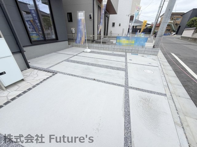 八潮市八潮7丁目　新築戸建　全5棟　3号棟の駐車場|家族の車＋来客用にも便利な並列2台駐車