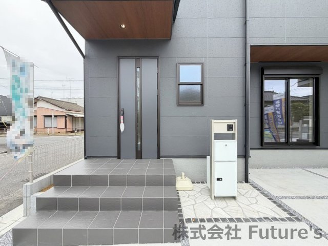 八潮市八潮7丁目　新築戸建　全5棟　3号棟のエントランス|不在時に便利な宅配BOX完備