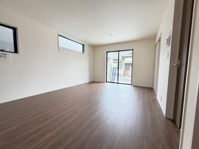 八潮市八潮7丁目　新築戸建　全5棟　3号棟の居間・リビング|ソファやダイニングセットを置いてもゆとりのある16帖のリビング