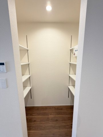 八潮市八潮7丁目　新築戸建　全5棟　3号棟の収納|キッチン横にはパントリーがありたっぷり収納出来ます