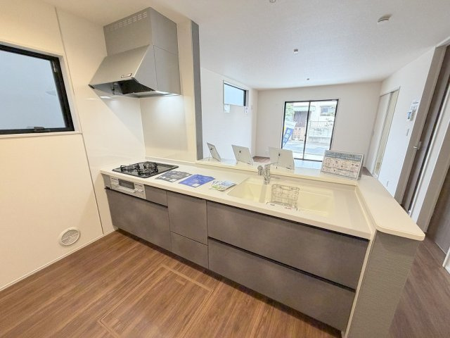 八潮市八潮7丁目　新築戸建　全5棟　3号棟のキッチン|会話の弾む対面システムキッチンです