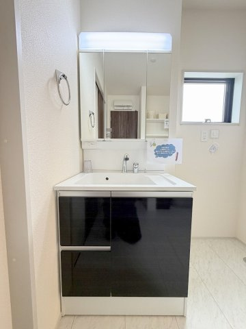 八潮市八潮7丁目　新築戸建　全5棟　3号棟の独立洗面台|三面鏡付きシャワードレッサーで朝の準備も快適