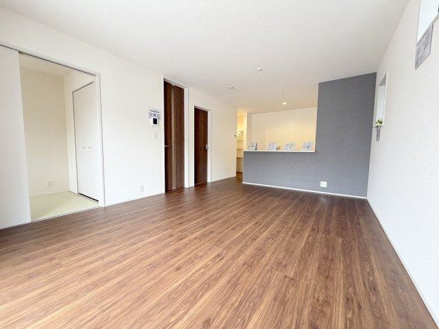 八潮市八潮7丁目　新築戸建　全5棟　3号棟の居間・リビング|ソファやダイニングセットを置いてもゆとりのある16帖のリビング
