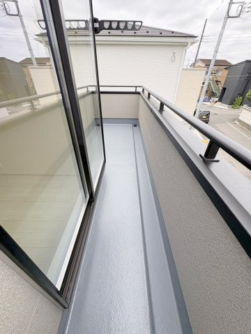 八潮市八潮7丁目　新築戸建　全5棟　4号棟のバルコニー|2部屋から出入りできるバルコニーです