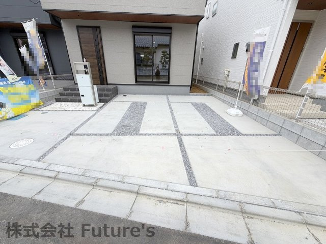 八潮市八潮7丁目　新築戸建　全5棟　4号棟の駐車場|家族の車＋来客用にも便利な並列2台駐車
